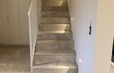 מדרגות שיש אפורות לבית